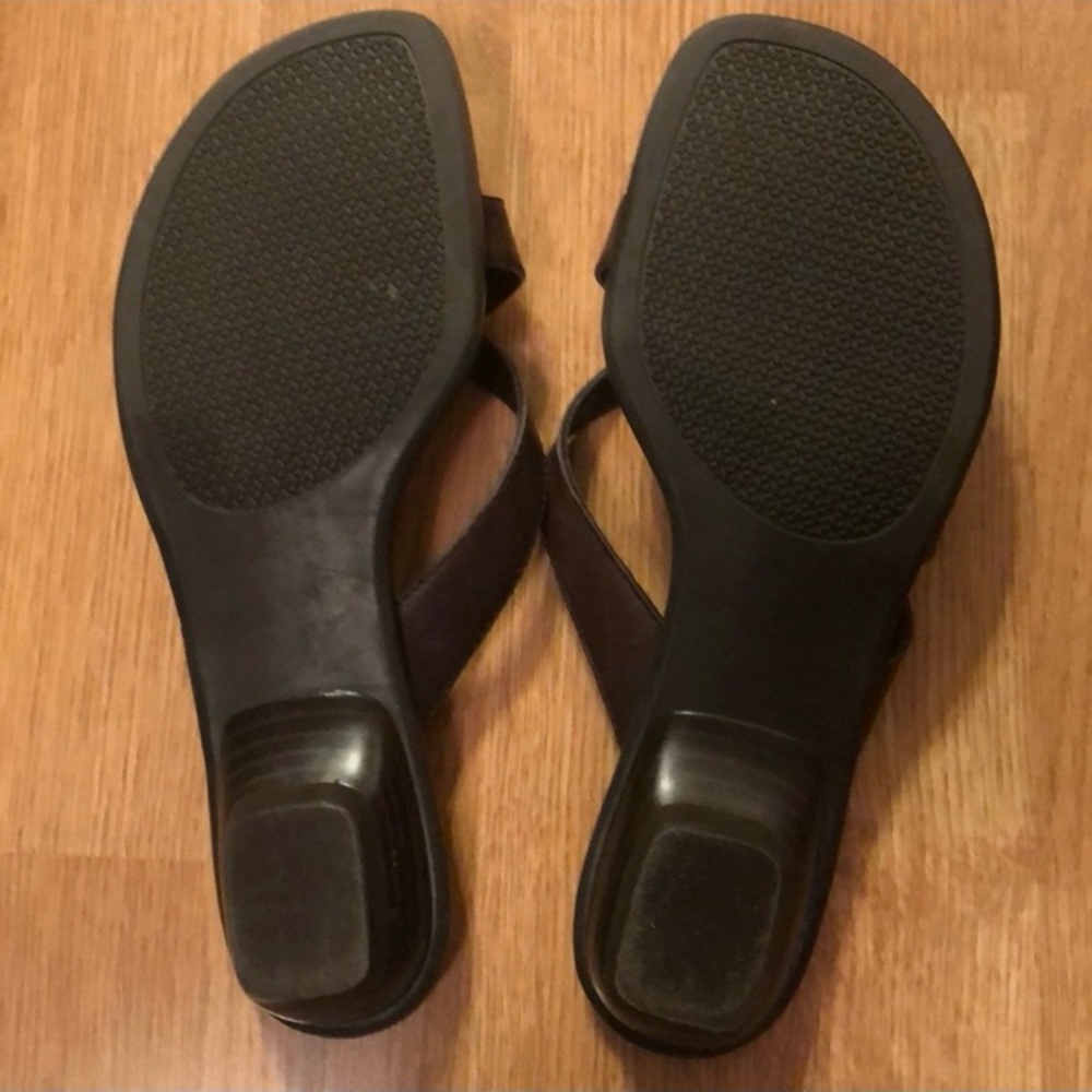 Apostrophe ~ Sandals - Picture 3 of 4